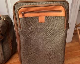 S130 - $50 - Hartmann Rolling Wheels. 23"T. Carry On Suitcase. In Great Condition. All mechanics (zippers, wheels, handles) work as they should.