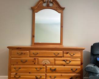 S80 - $200 - Broyhill Dresser with Vanity. In good condition but has a few notable scratches along the top. All drawers slide and function properly. Please see all photos. Measures 63" W x 19"D x 36"T / Mirror 32" x 48"