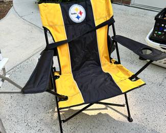 S151 - $20 - Steelers Lawn Chair. Like New with Carrying Bag.