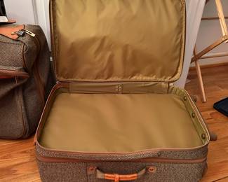 S130 - $50 - Hartmann Rolling Wheels. 23"T. Carry On Suitcase. In Great Condition. All mechanics (zippers, wheels, handles) work as they should.