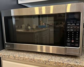 S95 - $60 - LG Microwave. Like New. Very Clean. Works great.