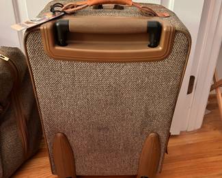 S130 - $50 - Hartmann Rolling Wheels. 23"T. Carry On Suitcase. In Great Condition. All mechanics (zippers, wheels, handles) work as they should.