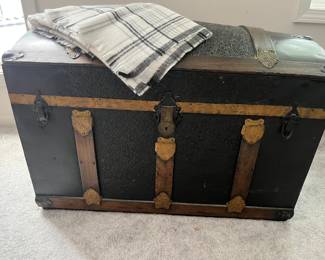 Antique trunks/2