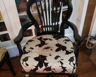 BLACK OFFICE CHAIR