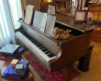 Baldwin baby grand in excellent condition