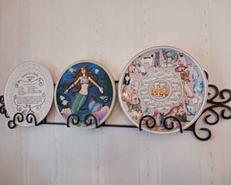 (3) Decorative Plates & Wall-mounted Plate Holder
