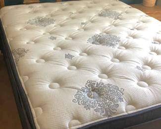 Pineapple Style Bedframe wSerta