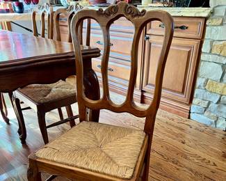Vtg. Dining/kitchen table - w/6 chairs and 2 leaves that store under the table top