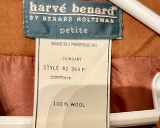 Harve' Benard 2 pc Ladies suit