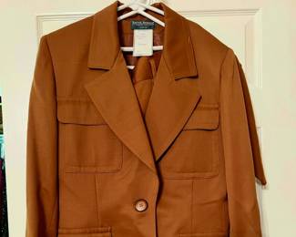 Harve' Benard 2 pc Ladies suit