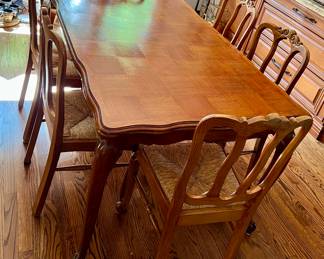 Vtg. Dining/kitchen table - w/6 chairs and 2 leaves that store under the table top