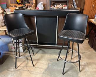 MCM portable bar with 2 barstools