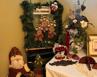 Christmas figurines. Christmas decor.