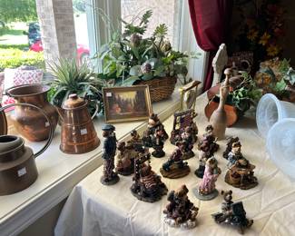 Figurines.