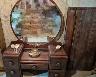 Beautiful vintage vanity and twin head and foot board. The mirror is not distorted just not a fan of my reflection.