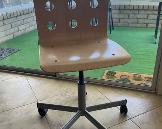 Wooden swivel kitchen chairs on castors (4).