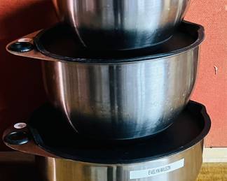 Bowl trio with lids.