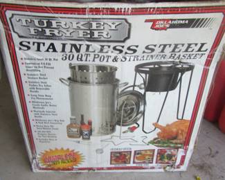 Stainless steel 30-quart pot and stainless basket, Have been used.