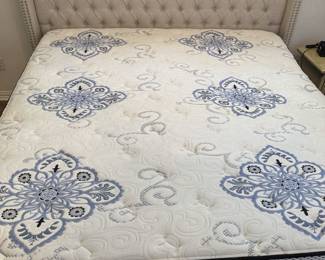 King size bed, in great condition - no stains!