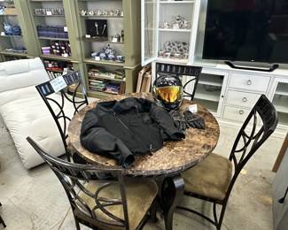 4 Chairs w Table