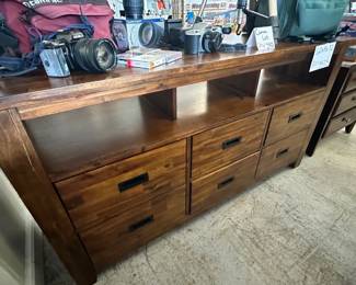 Dresser/ Tv Stand