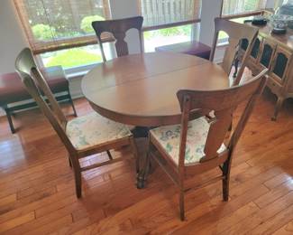 Round Oak Dining Table and 4 Tiger Oak Dining Chairs