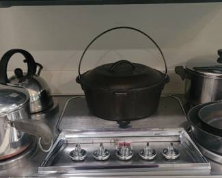 Cast Iron Frying Pans & Dutch Oven