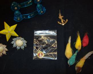 Vintage Paramount Light Bulbs        Vintage Feathered Birds