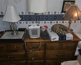 Calshops dresser, lucite lamp