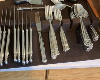 Stainless flatware set