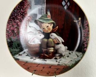 Hummel collector plates – charming scenes full of nostalgia and warmth