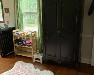 Bellini baby and youth bedroom set and pink and white rug