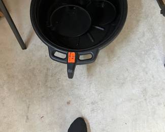 Oil bucket for draining oil