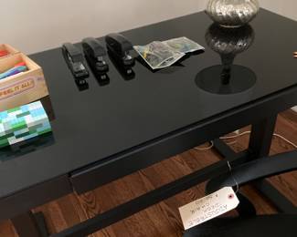 Electronic air lift desk great condition