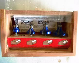 Router bids in original wooden box. 