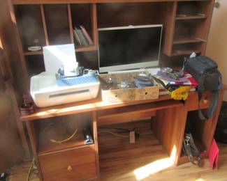 Computer desk, HP printer, HP monitor and German collectibles. Nothing has been tested.