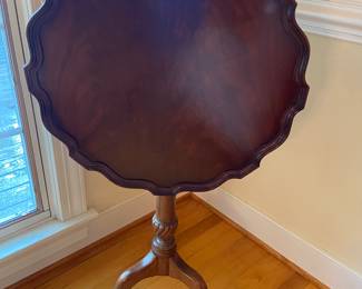 Tilt top pie crust table