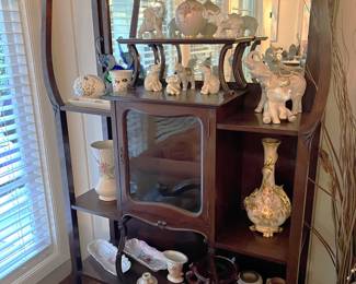 This is an etagere that you should not miss.