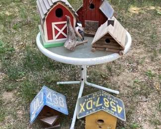Small patio table & birdhouses