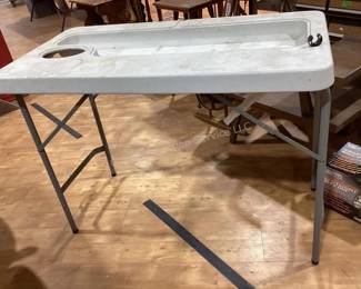 Fish cleaning table