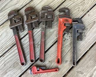 Pipe wrenches