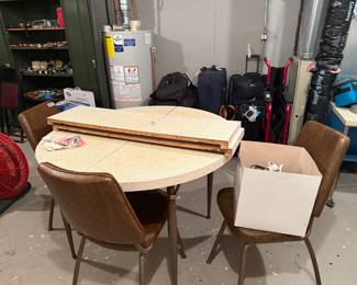 Table w/Chairs