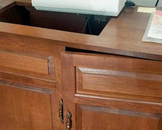 Singer sewing machine & cabinet