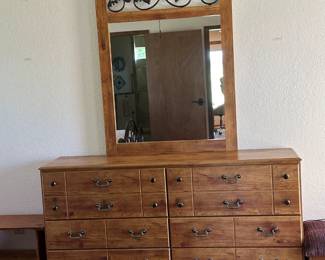 Traditional Style Dresser wMirror