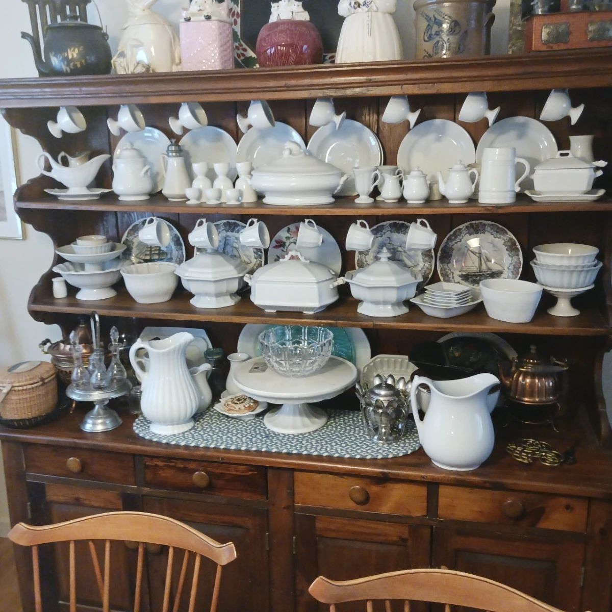 English Ironstone marked with a collection of ribbed ironstone.