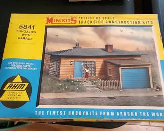 AHM 5841 Bungalow with Garage (in Box) - $12.00