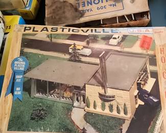 Plasticville 2907-198 New Car Showroom (in Box) - $12.00