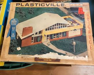 Plasticville 2906-198 Contemporary House (in Box) - $12.00