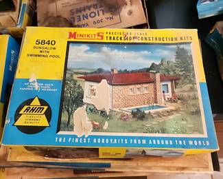 AHM 5840 Bungalow with Pool (in Box) - $12.00