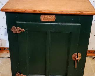 Green kitchen cabinet